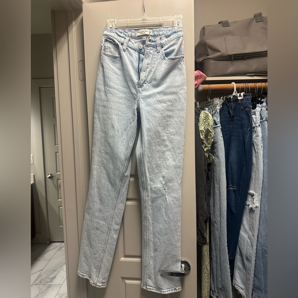 Abercrombie & Fitch Curve Love Ultra High Rise 90s Straight Jean - Light Wash
